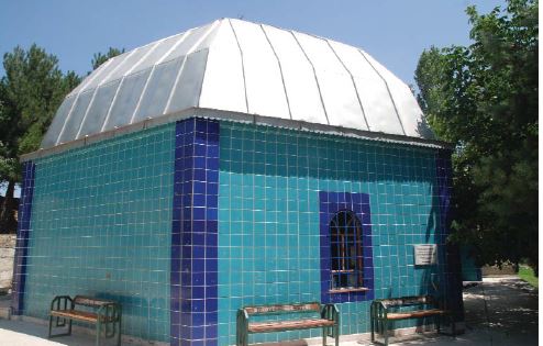 Kumral Abdal Türbesi'nin dış görünüşü
